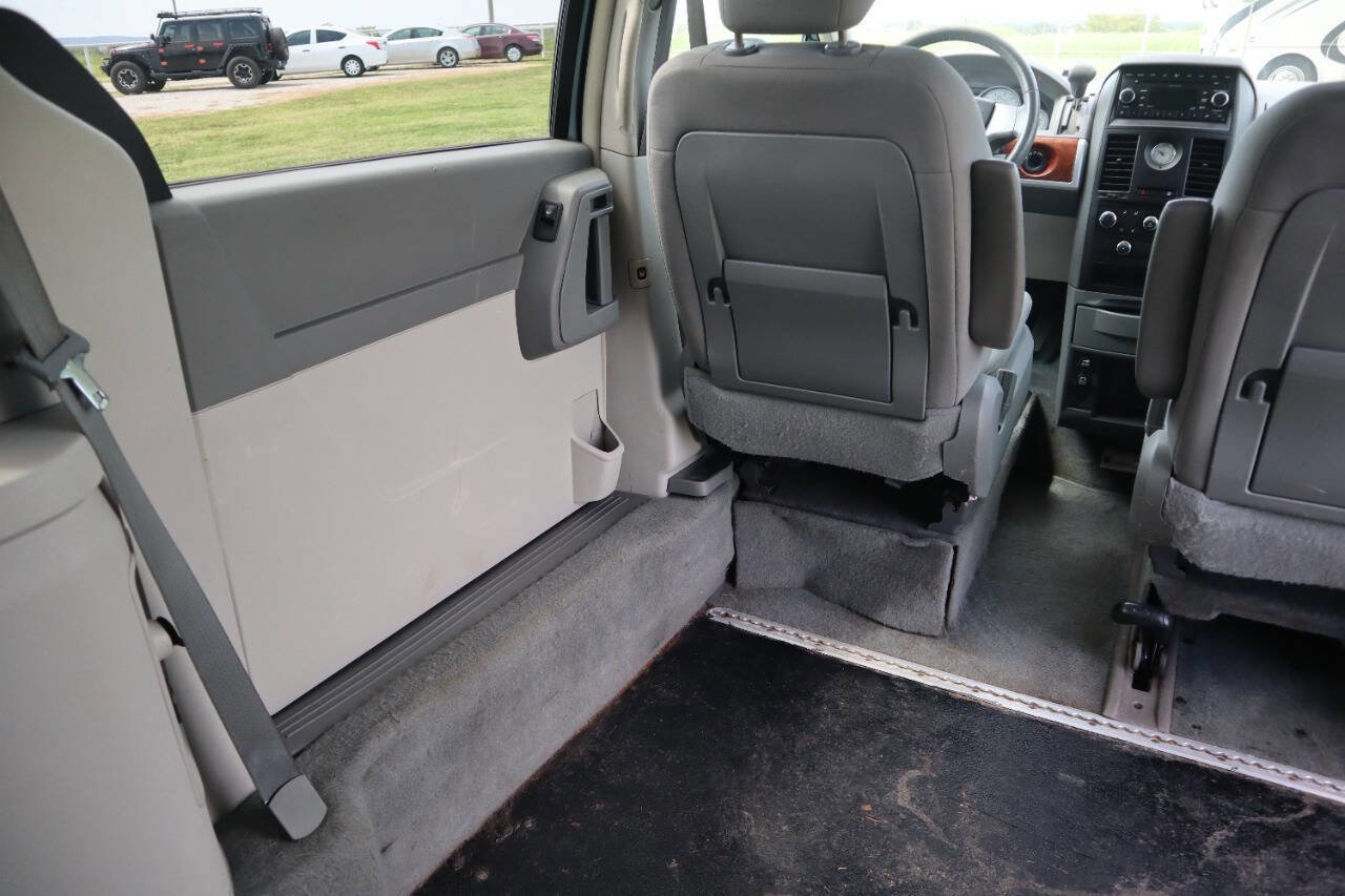 Used 2008 Chrysler Town & Country Touring image 27