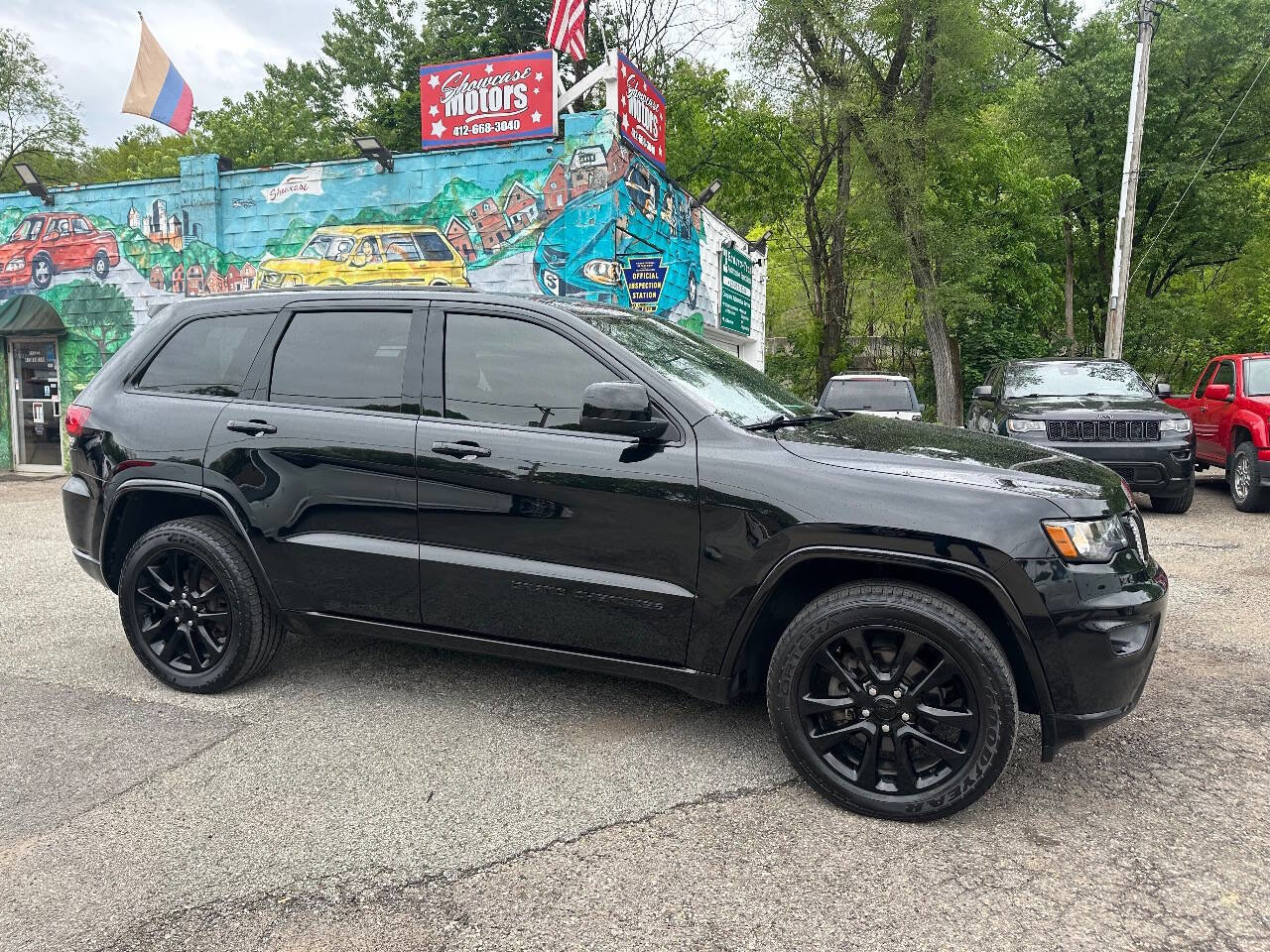 Used 2017 Jeep Grand Cherokee Altitude AWD/4WD image 1
