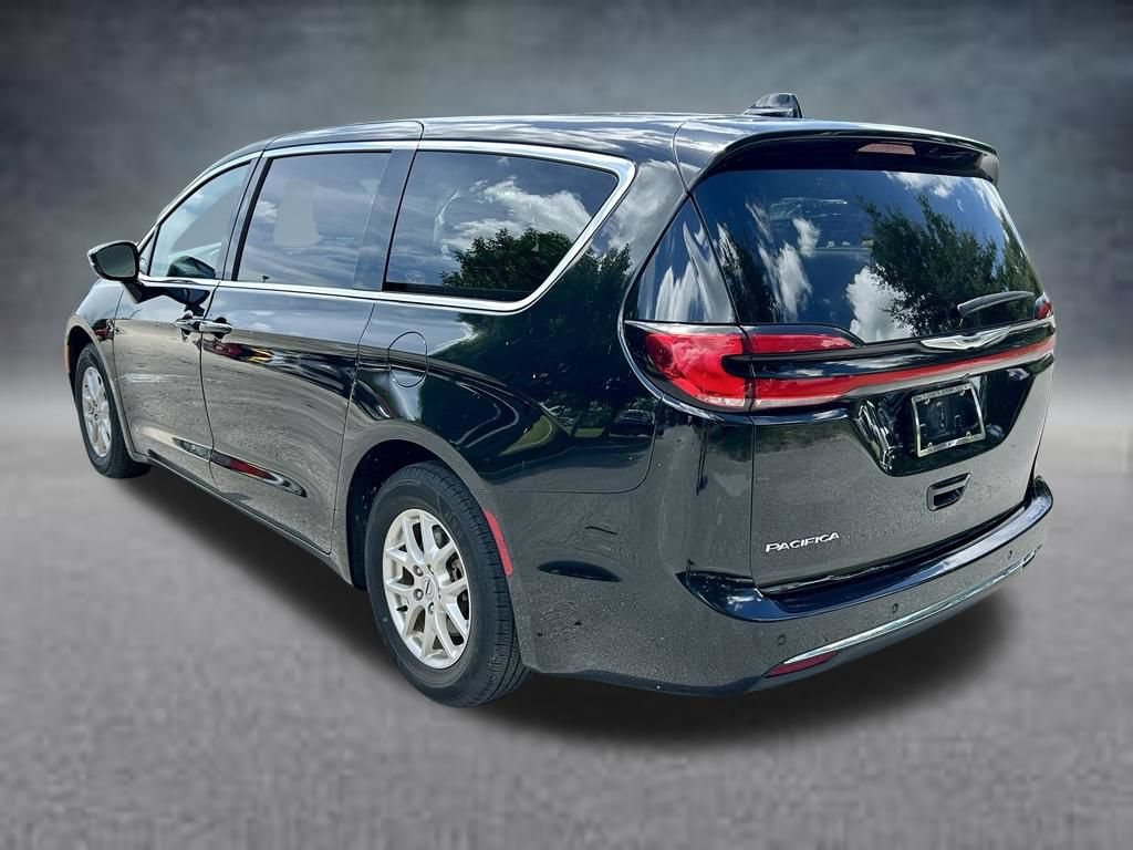 Used 2024 Chrysler Pacifica Touring-L FWD image 7