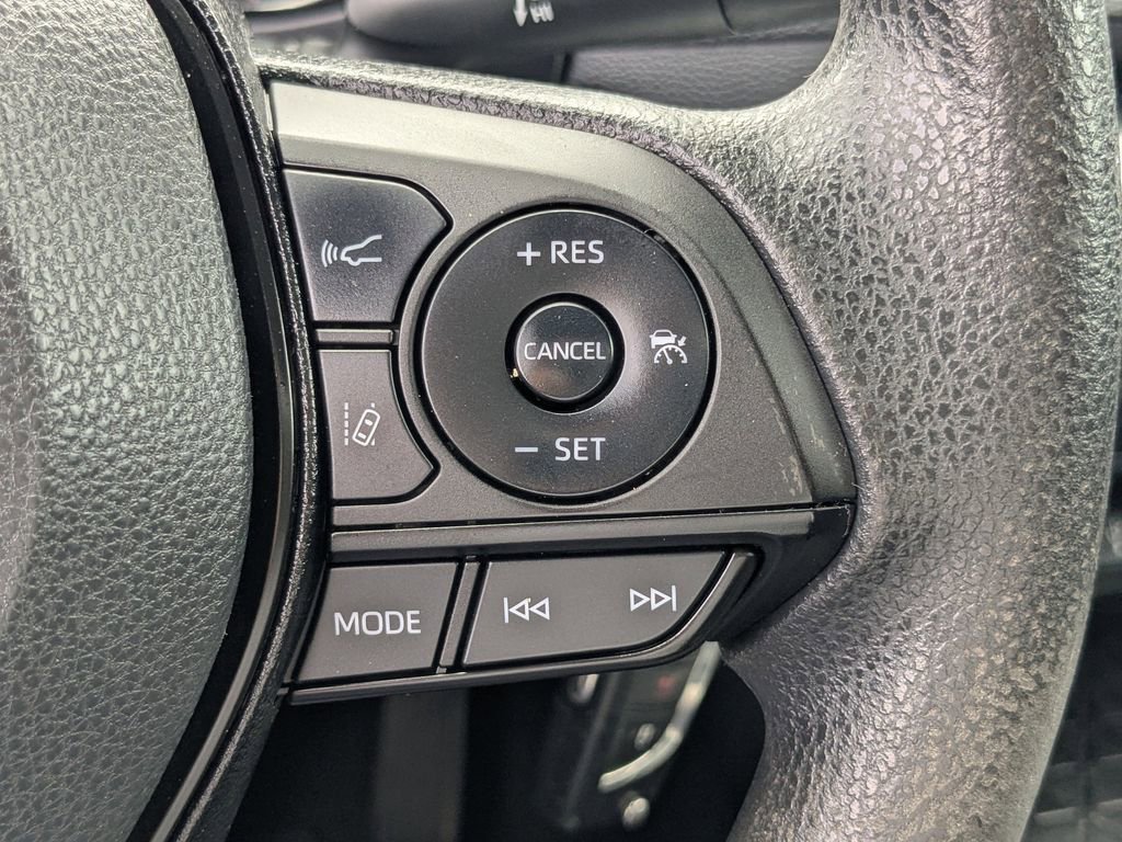 Used 2022 Toyota RAV4 LE AWD/4WD image 23