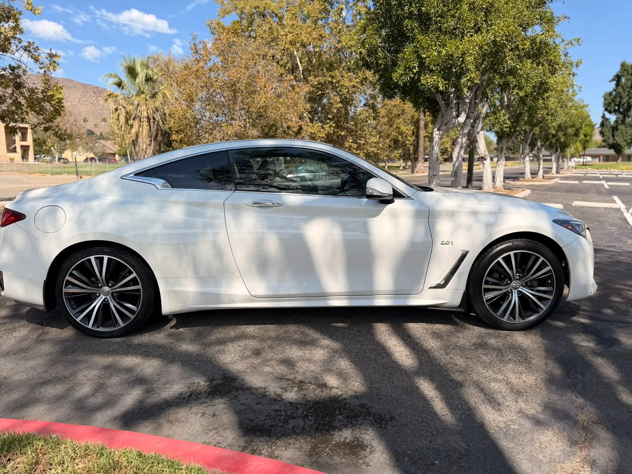 Used 2017 INFINITI Q60 2.0t w/ Moonroof Package RWD image 4