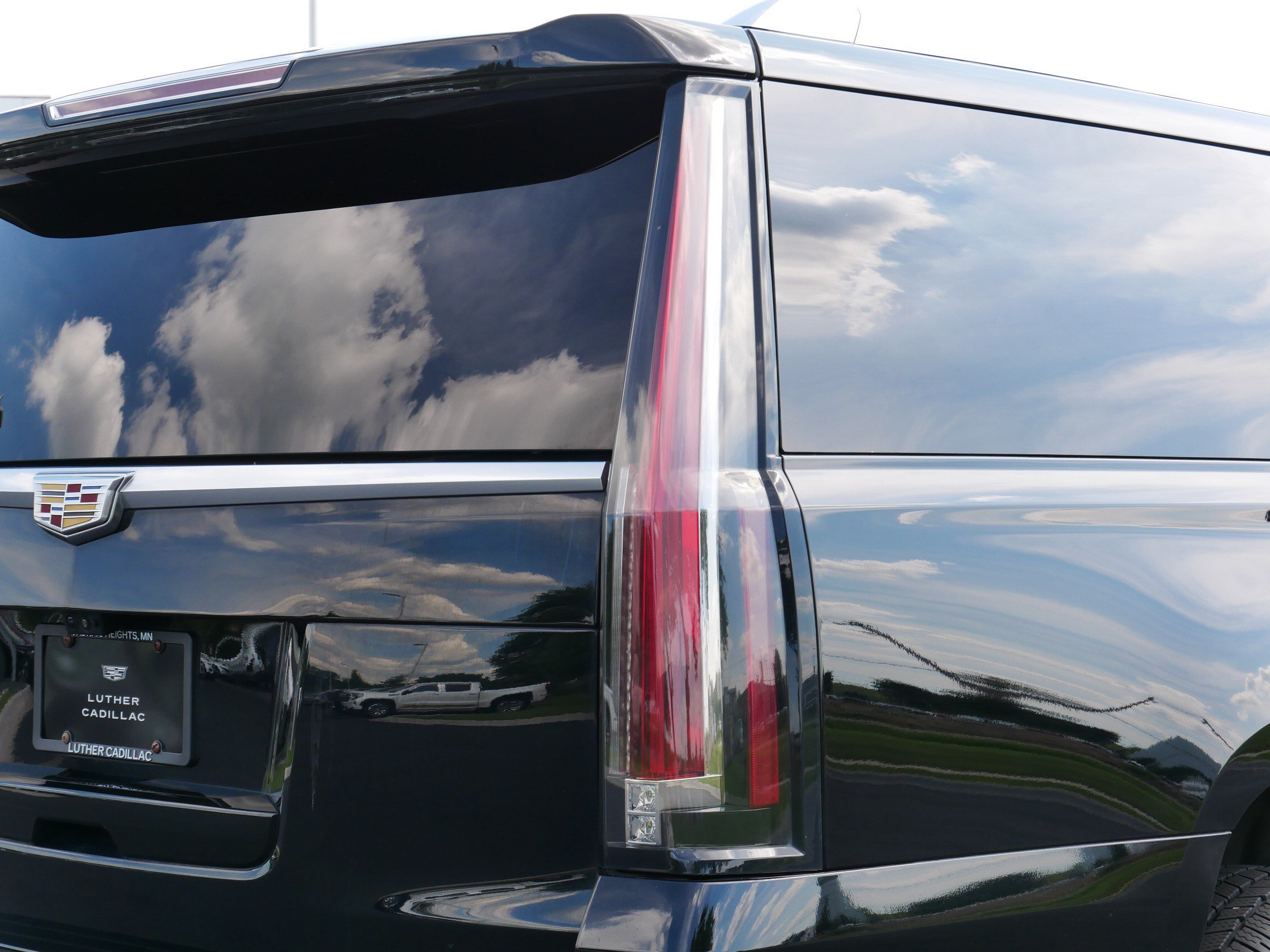 Used 2019 Cadillac Escalade ESV Luxury AWD/4WD image 18