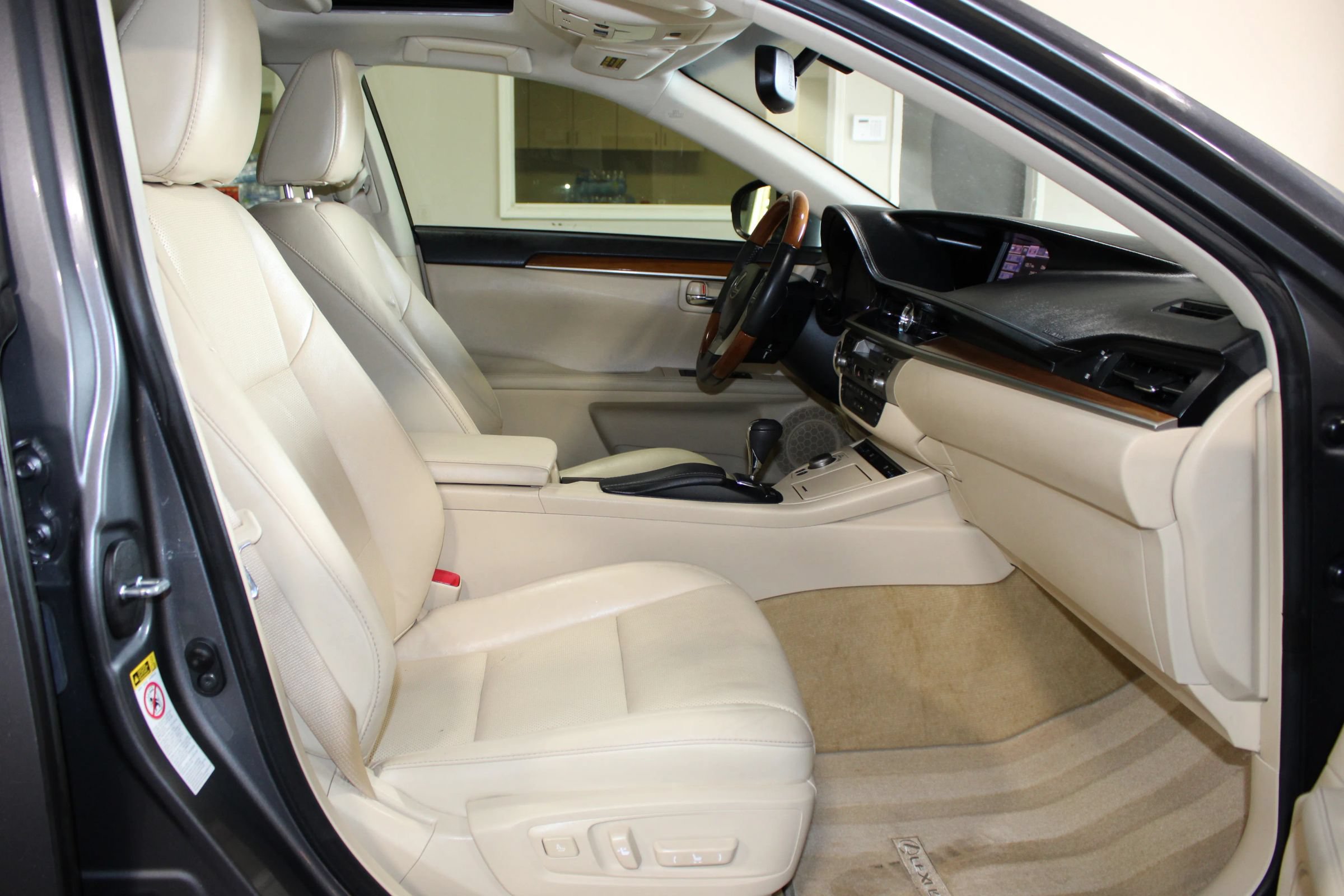 Used 2013 Lexus ES 300h w/ Luxury Pkg FWD image 33