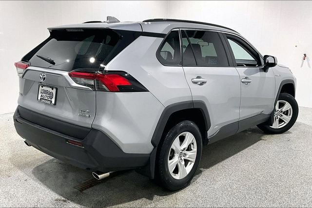 Used 2021 Toyota RAV4 XLE w/ XLE Grade Weather Package image 5