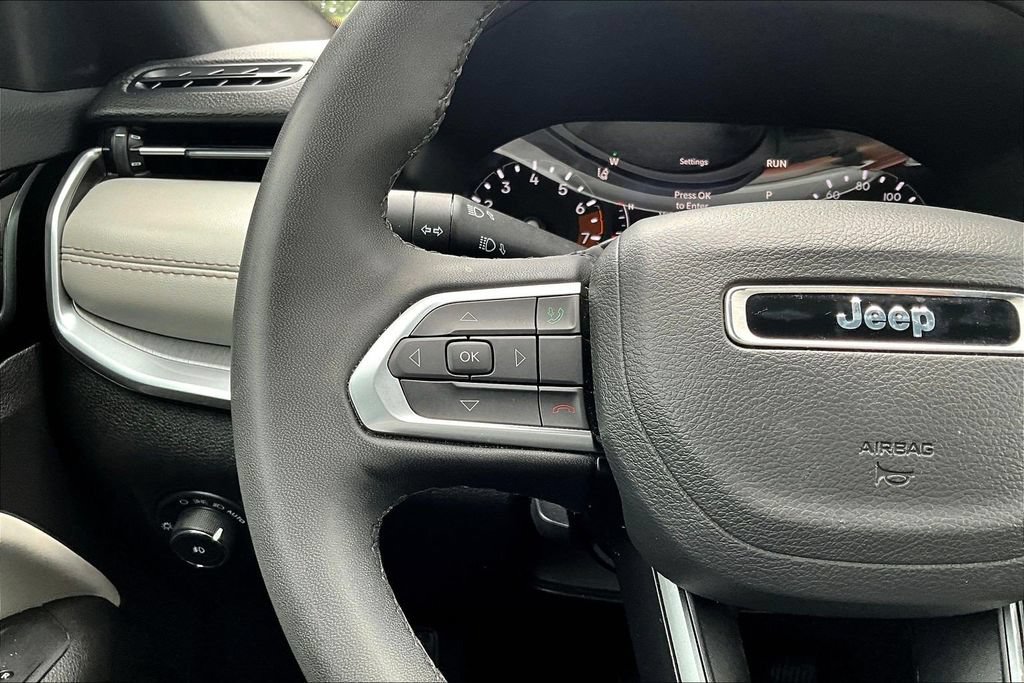 Used 2025 Jeep Compass Limited AWD/4WD image 12