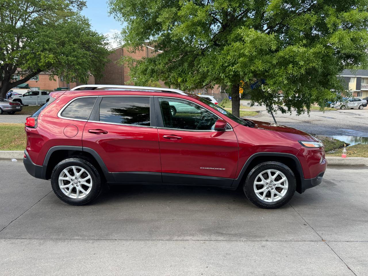 Used 2016 Jeep Cherokee Latitude w/ Safety/Convenience Group AWD/4WD image 3
