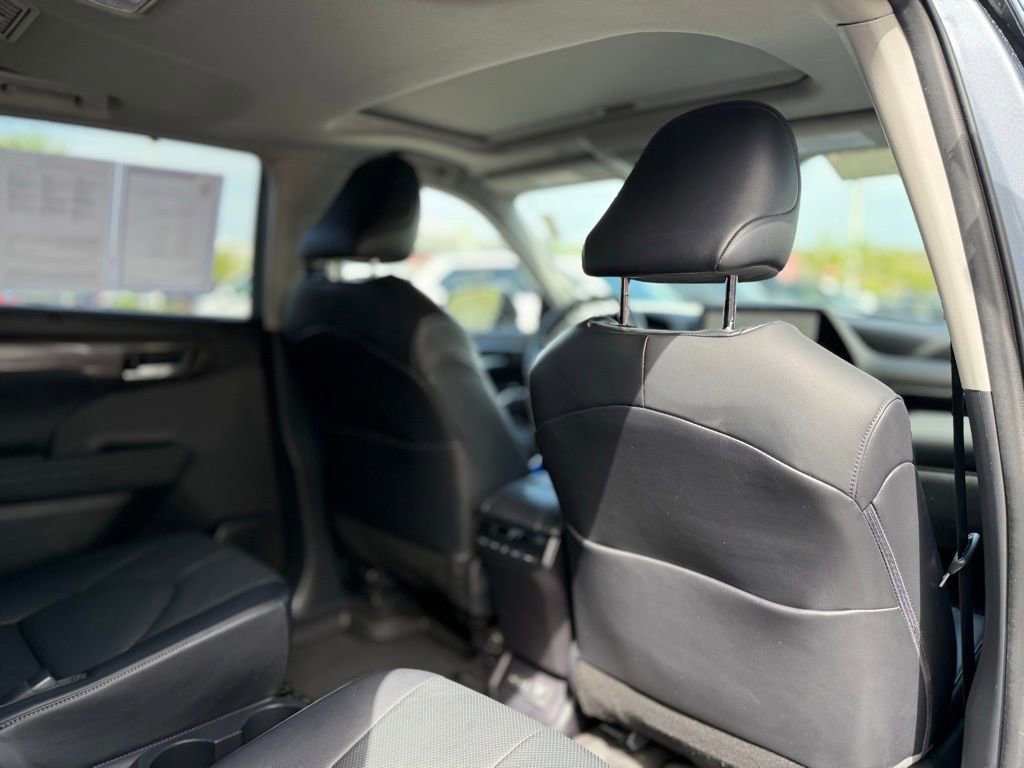 Used 2023 Toyota Highlander Limited image 19