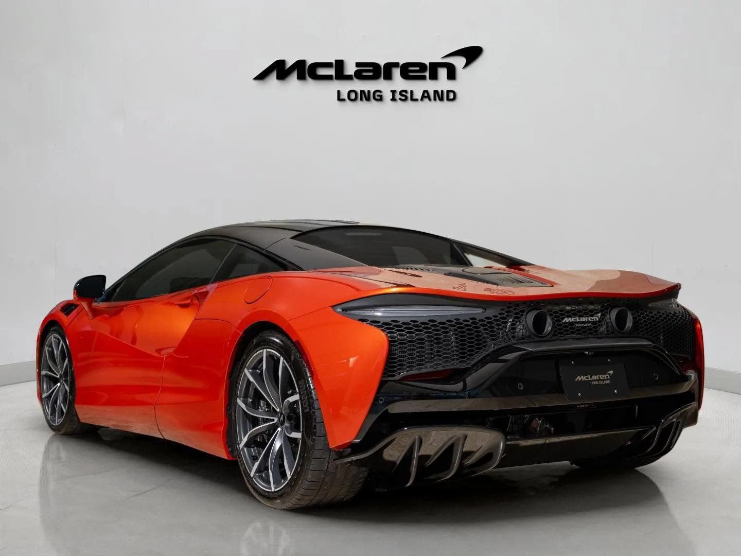 Used 2023 McLaren Artura RWD image 7