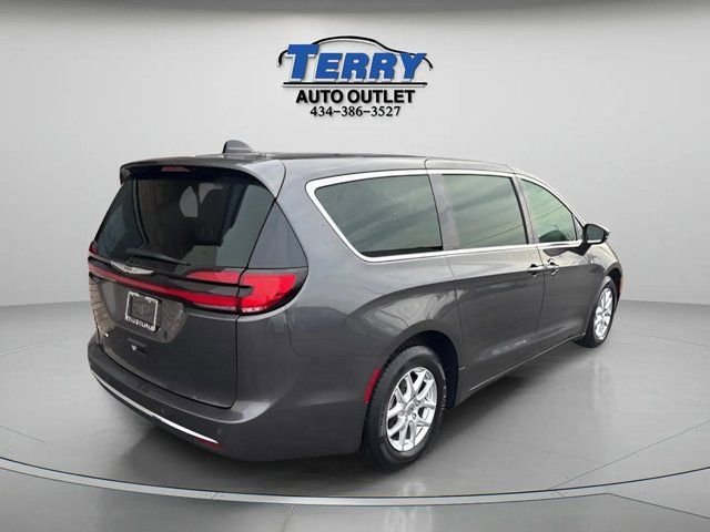 Used 2023 Chrysler Pacifica Touring-L image 7