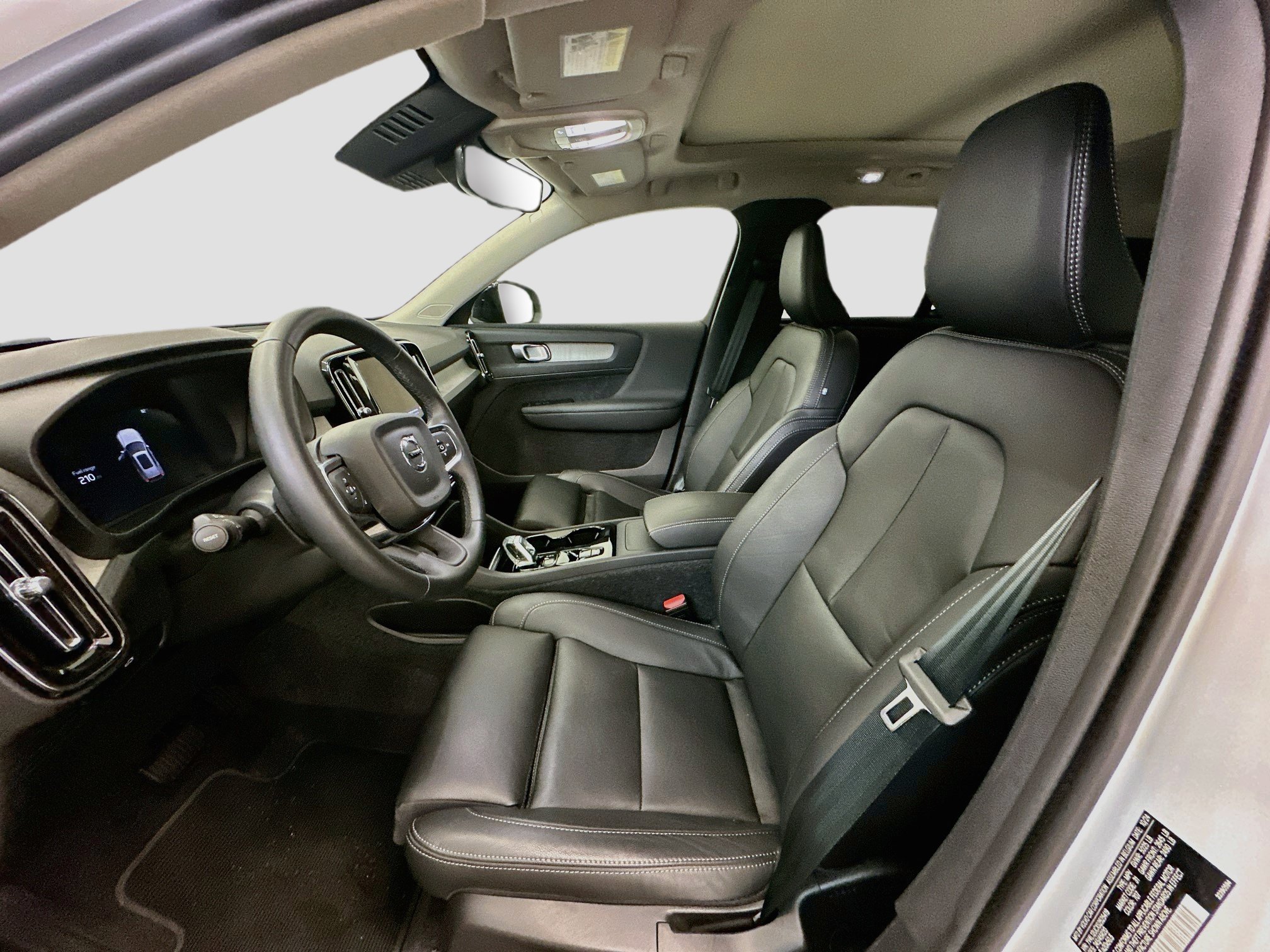 Used 2025 Volvo XC40 B5 Plus AWD/4WD image 13