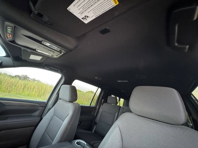 Used 2023 Chevrolet Suburban LS RWD image 26