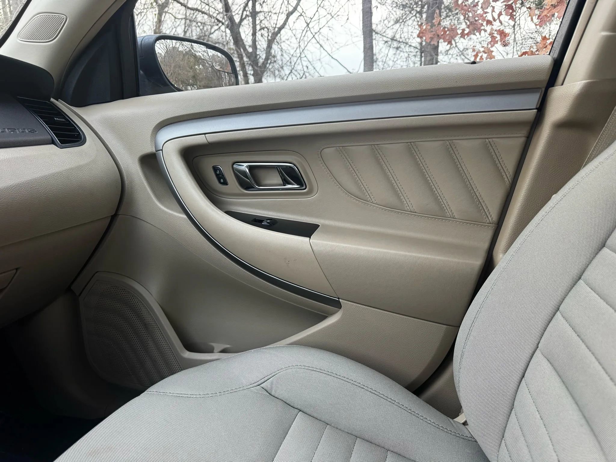 Used 2017 Ford Taurus SE image 8