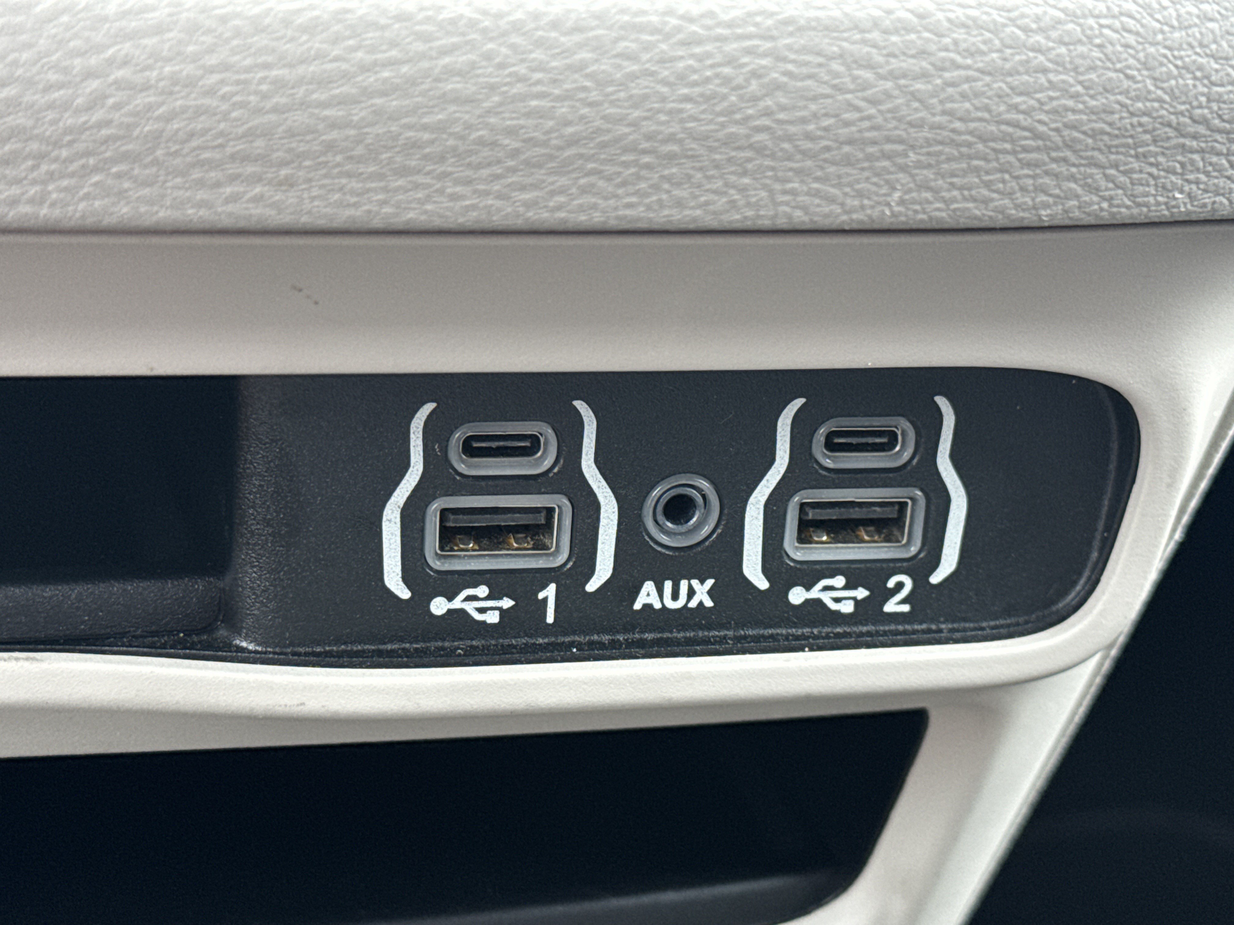 Used 2023 Chrysler Pacifica Touring-L FWD image 23