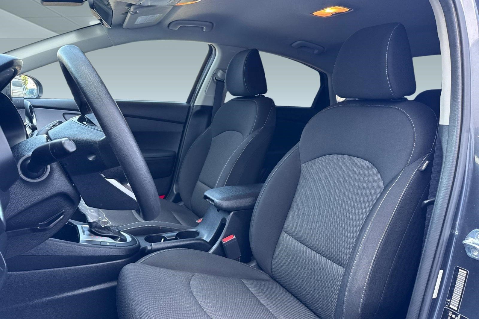 Used 2023 Kia Forte LXS w/ LXS Technology Package FWD image 5