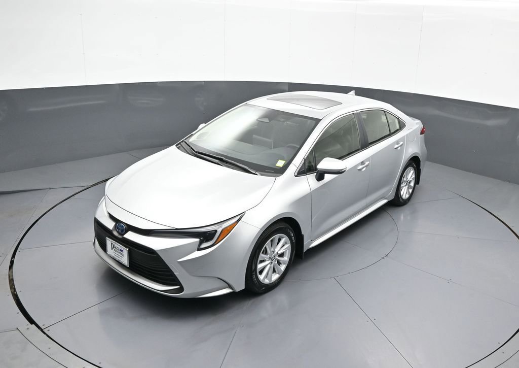 Certified 2025 Toyota Corolla XLE image 33