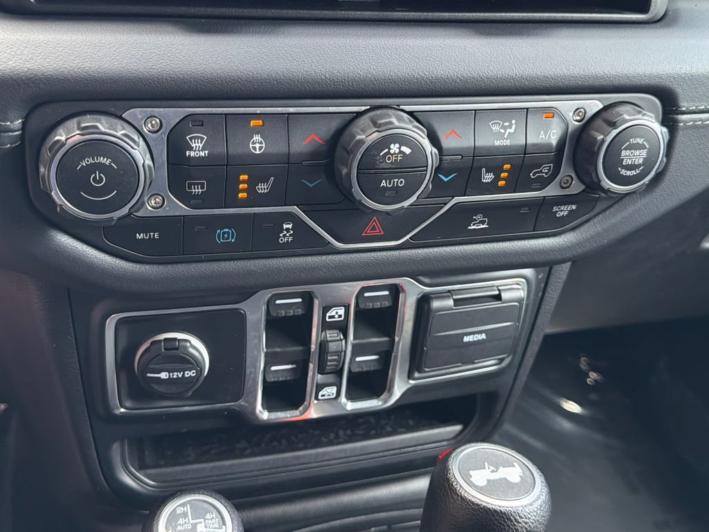 Used 2024 Jeep Wrangler Unlimited Sahara w/ Technology Group AWD/4WD image 27