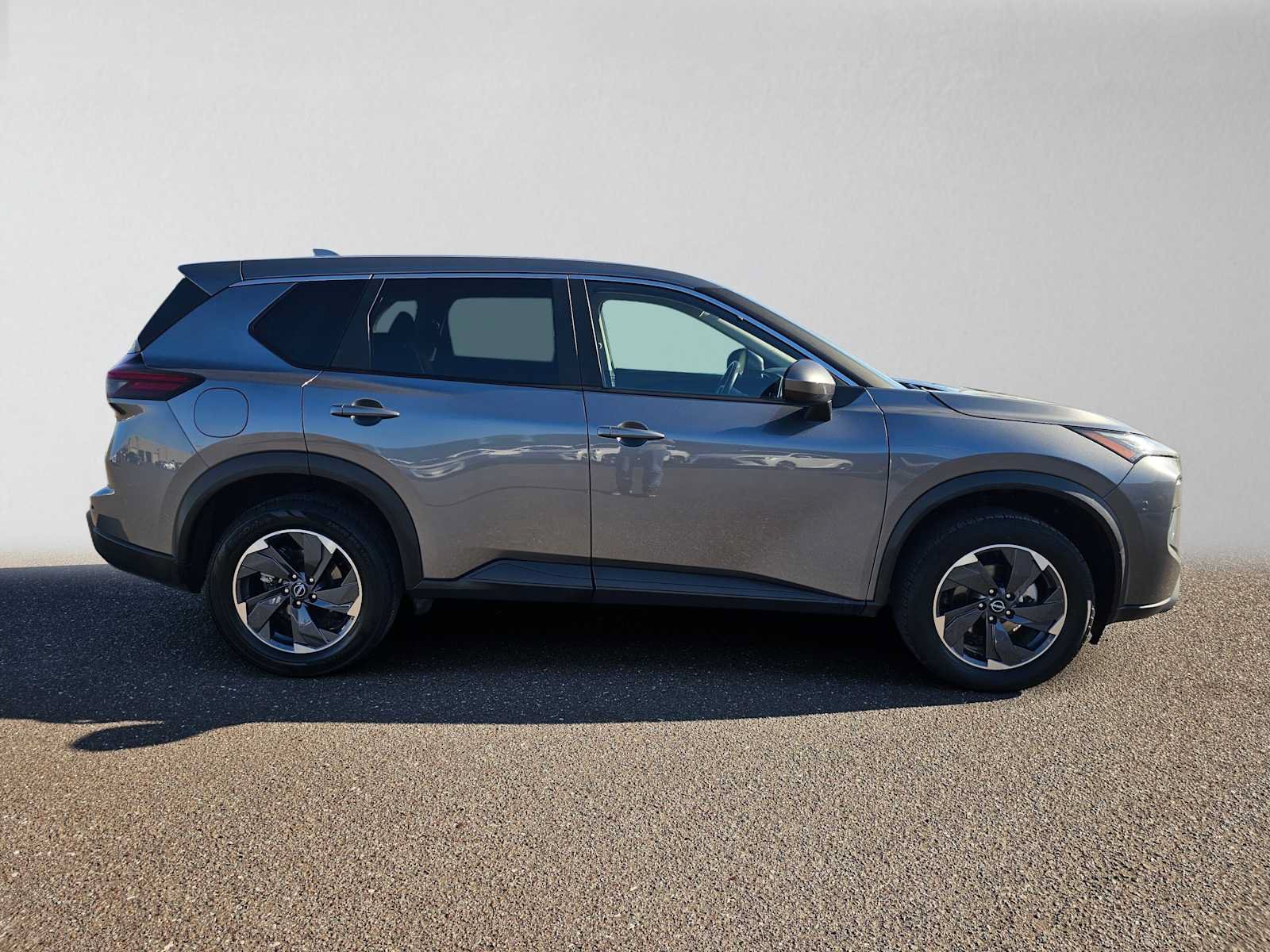 Used 2024 Nissan Rogue SV FWD image 2