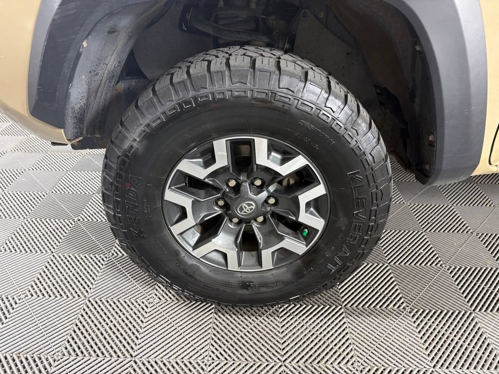 Used 2018 Toyota Tacoma TRD Off-Road w/ Technology Package AWD/4WD image 11