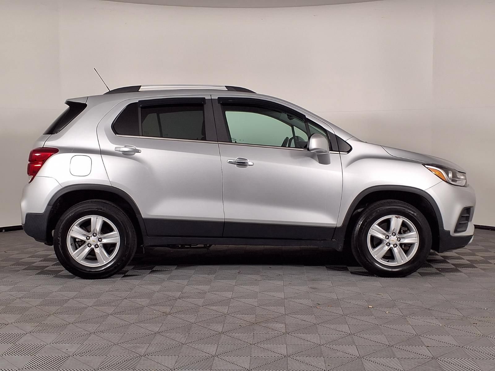 Used 2020 Chevrolet Trax LT w/ LT Convenience Package AWD/4WD image 30