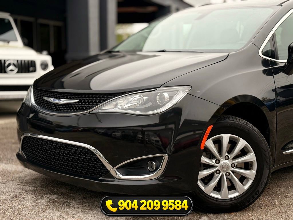 Used 2019 Chrysler Pacifica Touring-L image 2