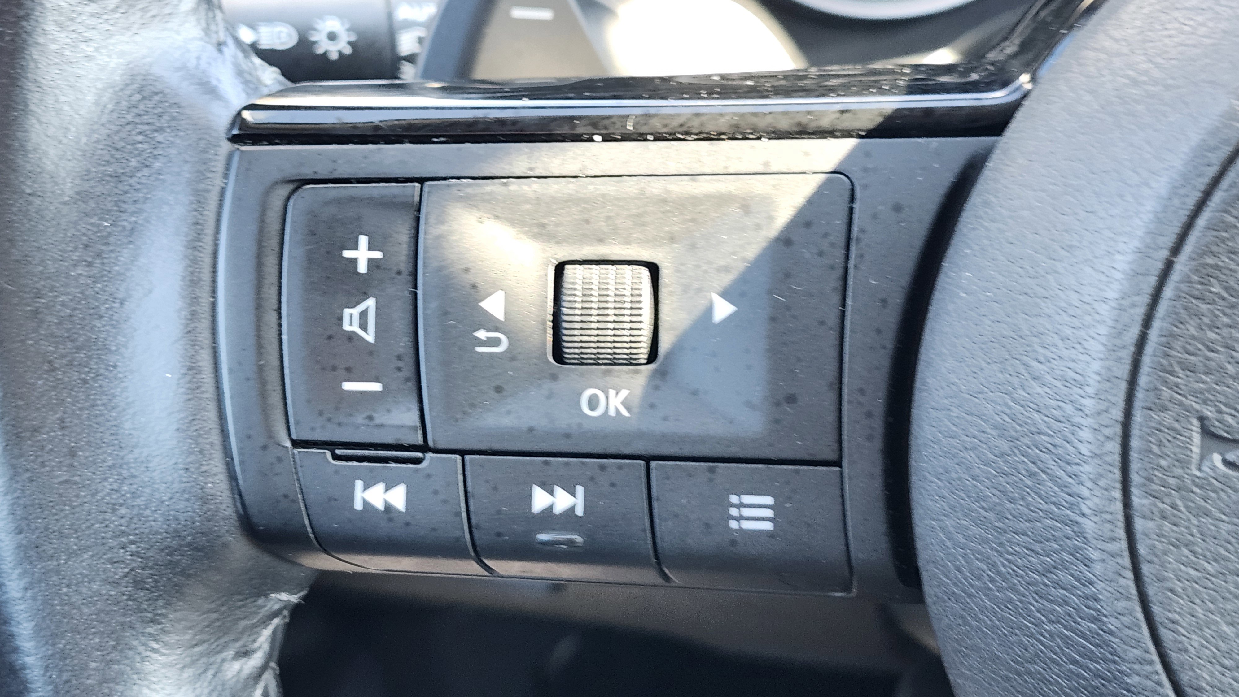 Used 2023 Nissan Rogue SV w/ SV Premium Package image 36