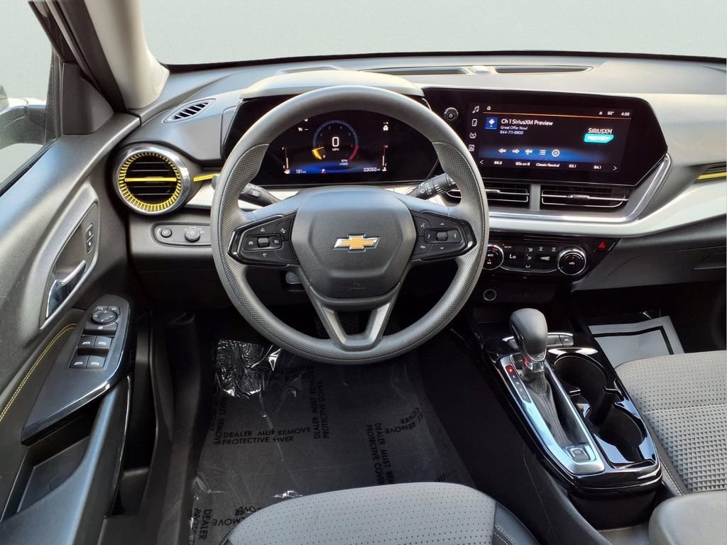 Used 2025 Chevrolet Trax LT FWD image 9