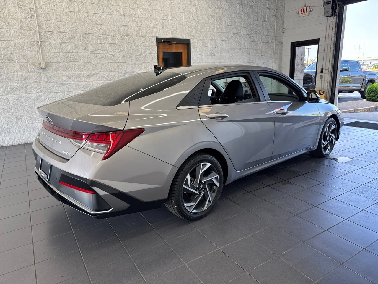 Used 2024 Hyundai Elantra Limited FWD image 8