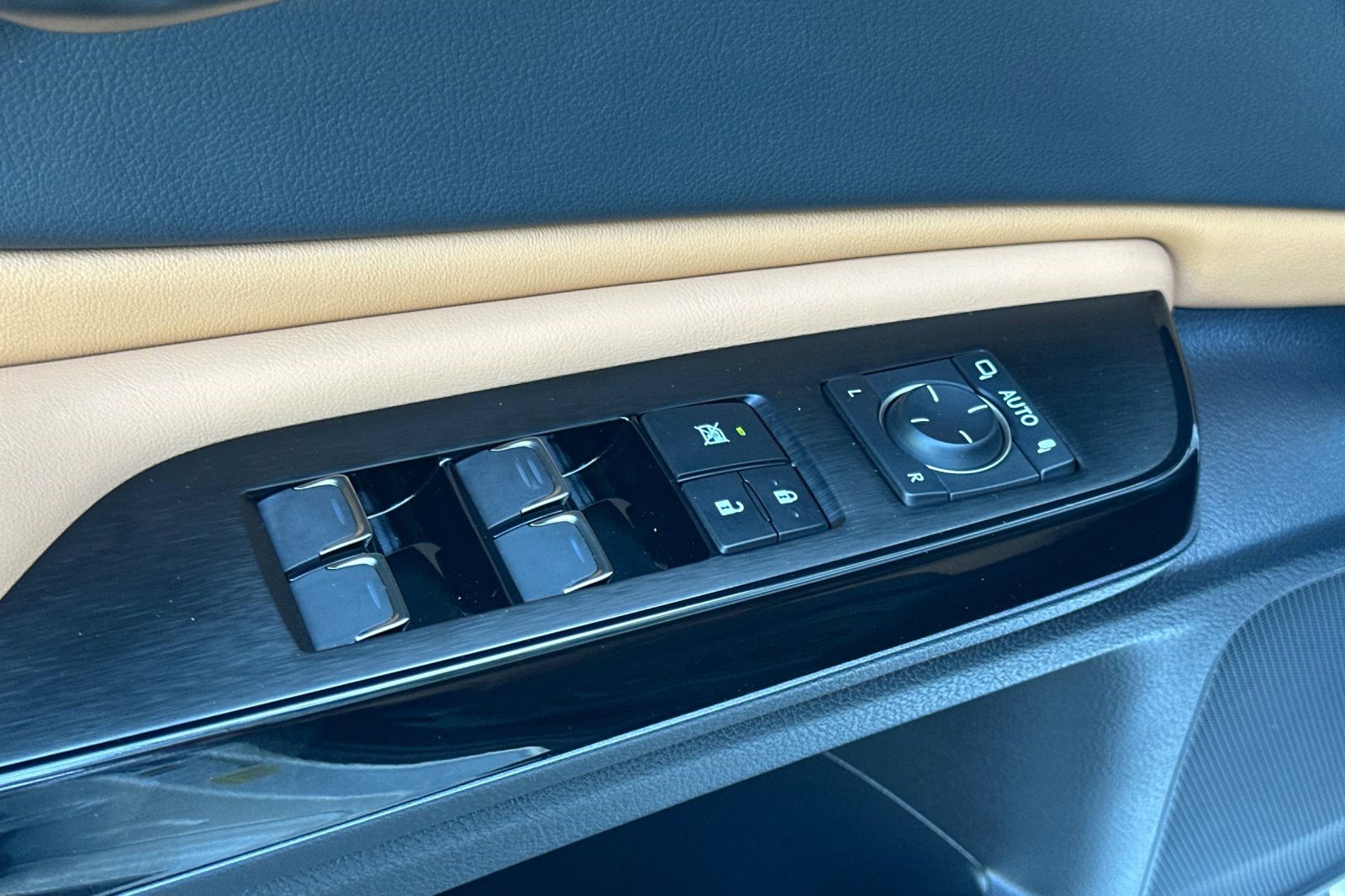 Used 2025 Lexus ES 300h w/ Premium Package image 13