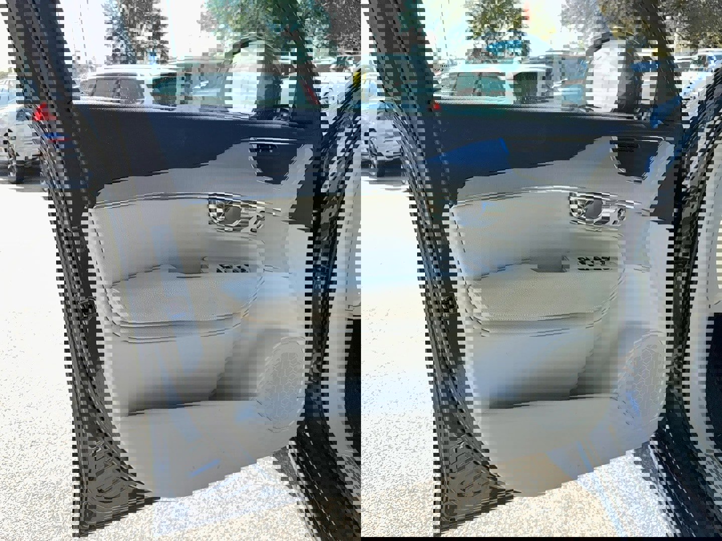 Used 2021 Volvo XC90 T5 Momentum w/ Protection Package Premier image 8