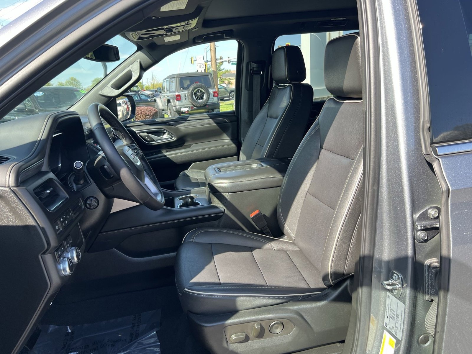 Used 2022 GMC Yukon XL SLT w/ SLT Premium Package image 21