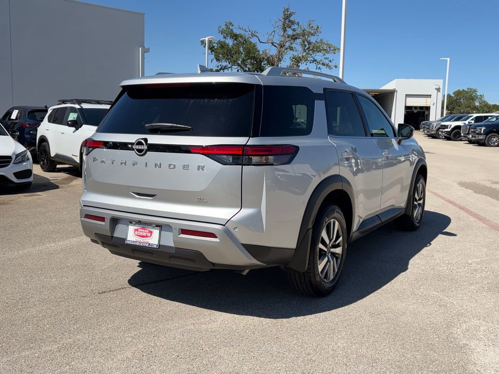 Used 2025 Nissan Pathfinder SL FWD image 5