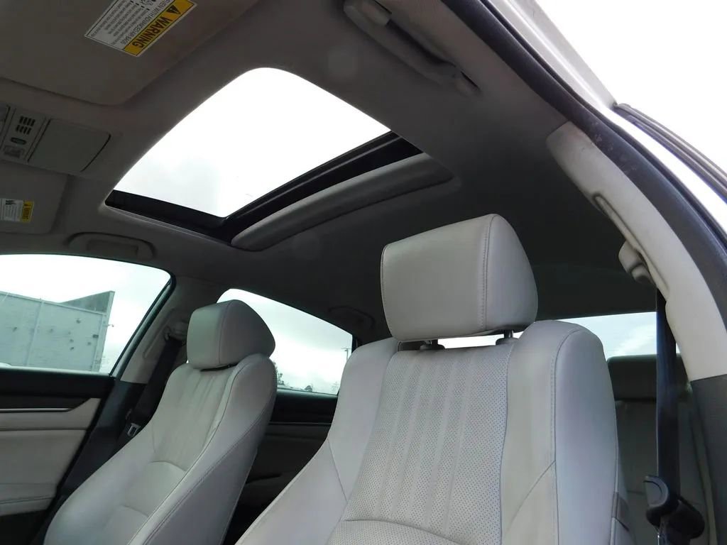 Used 2018 Honda Accord Touring image 12