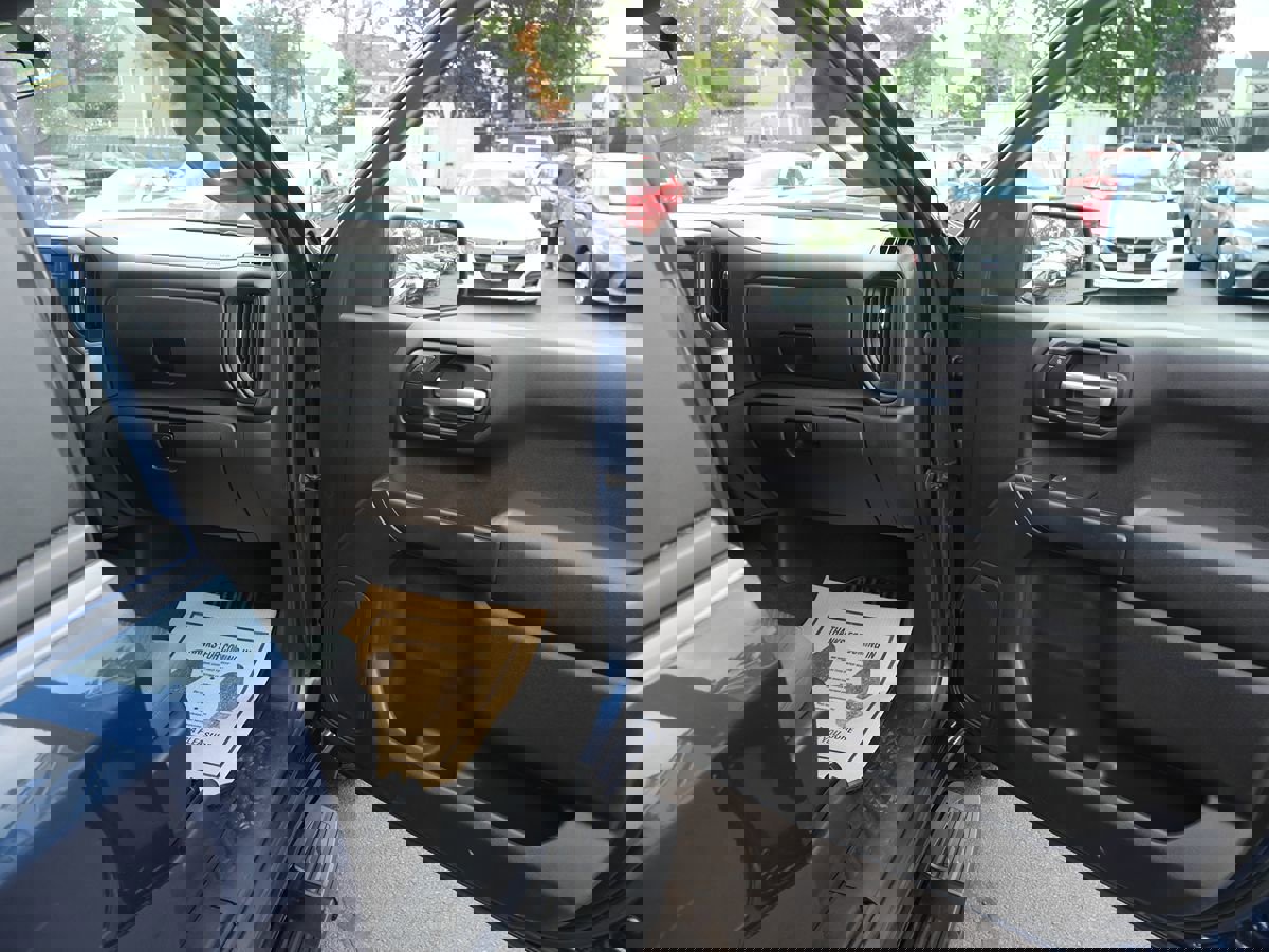 Used 2020 Chevrolet Silverado 1500 Custom w/ Custom Value Package image 17