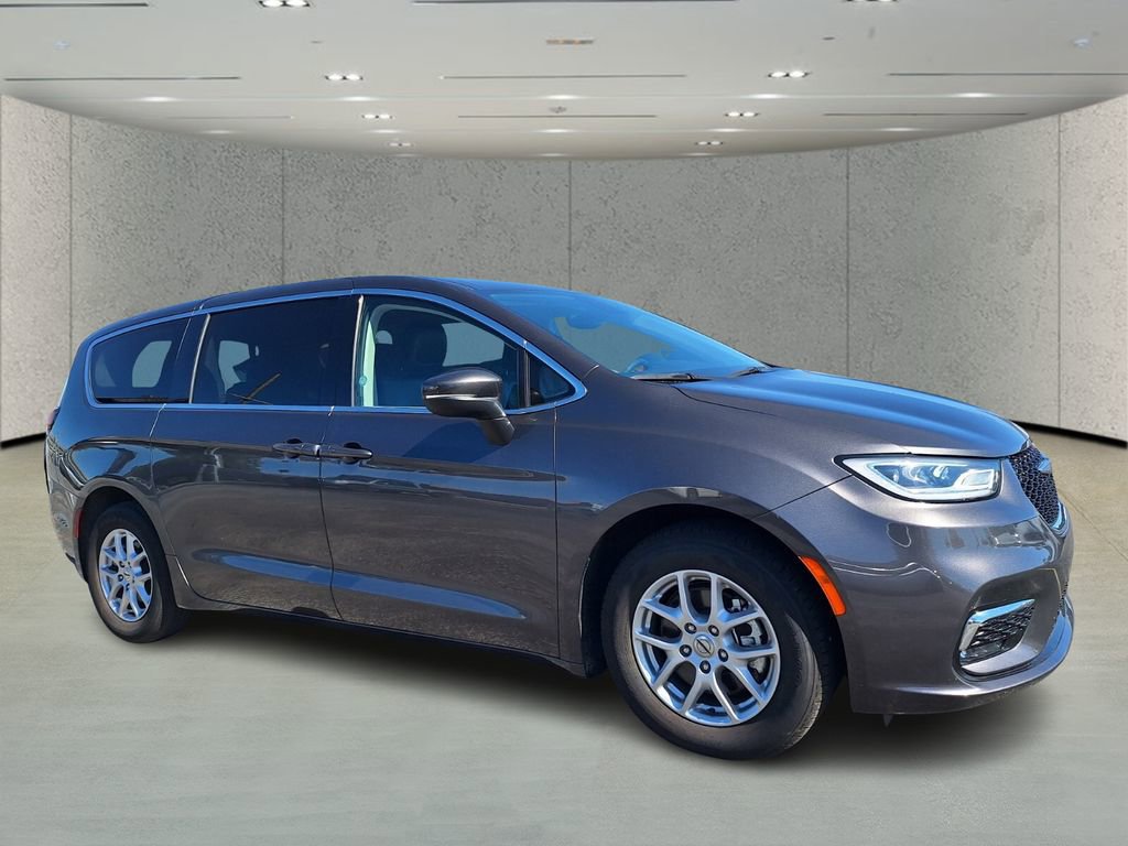 Used 2023 Chrysler Pacifica Touring-L image 3