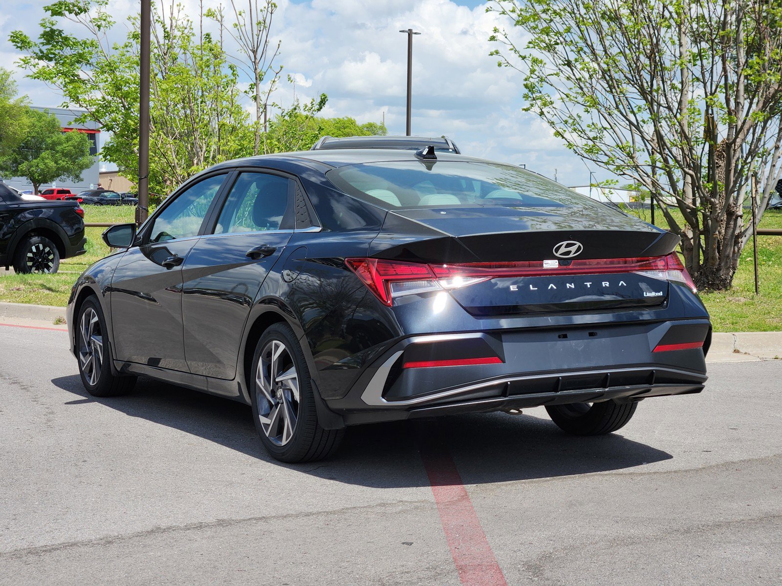 Certified 2025 Hyundai Elantra Limited FWD image 3