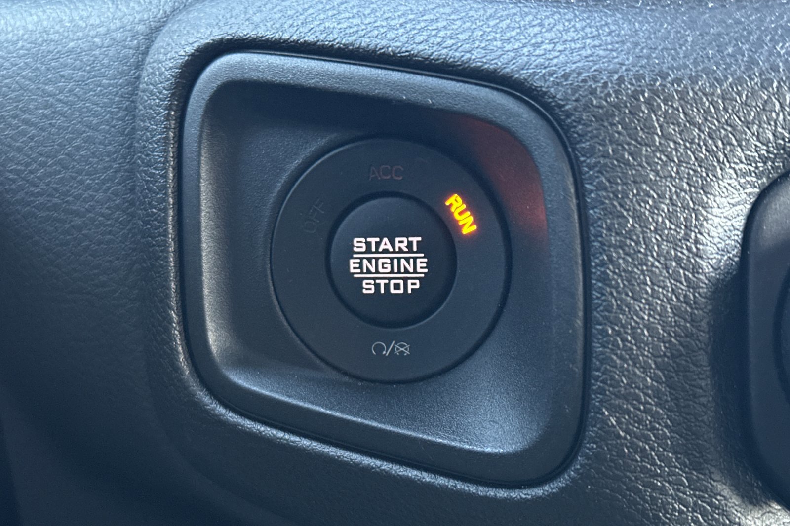 Used 2024 Jeep Gladiator Sport image 32