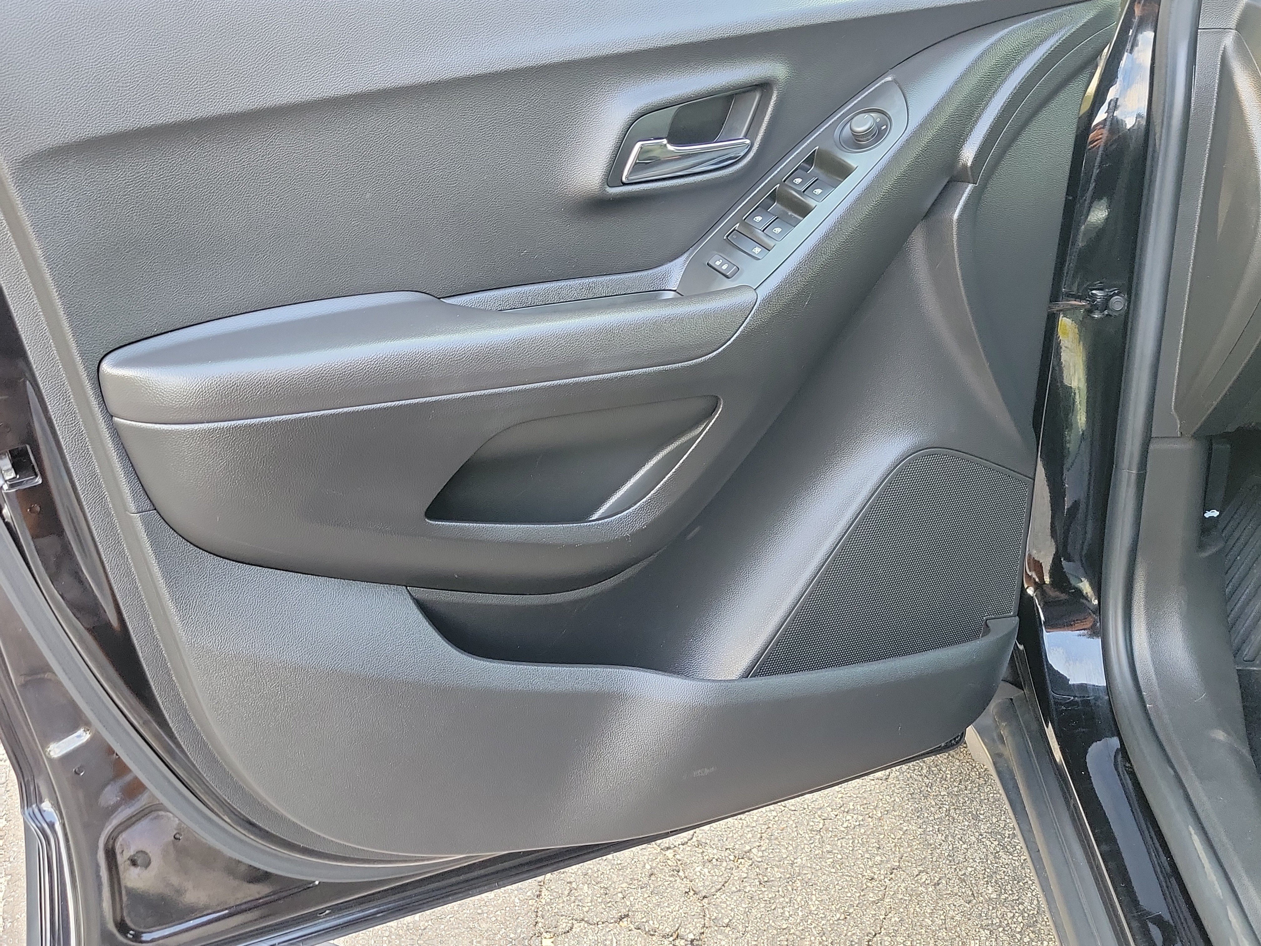 Used 2020 Chevrolet Trax LT w/ Driver Confidence Package FWD image 16