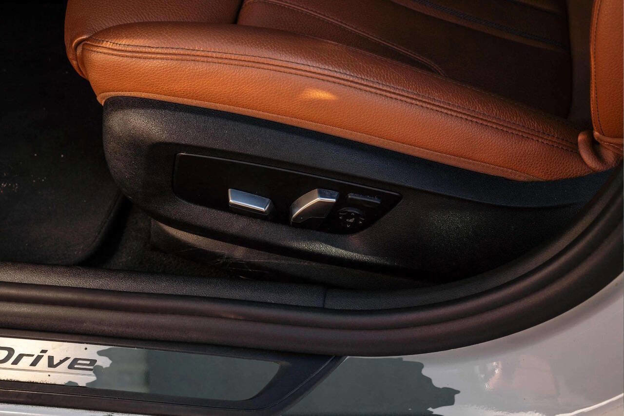 Used 2019 BMW 530e xDrive w/ Convenience Package image 30