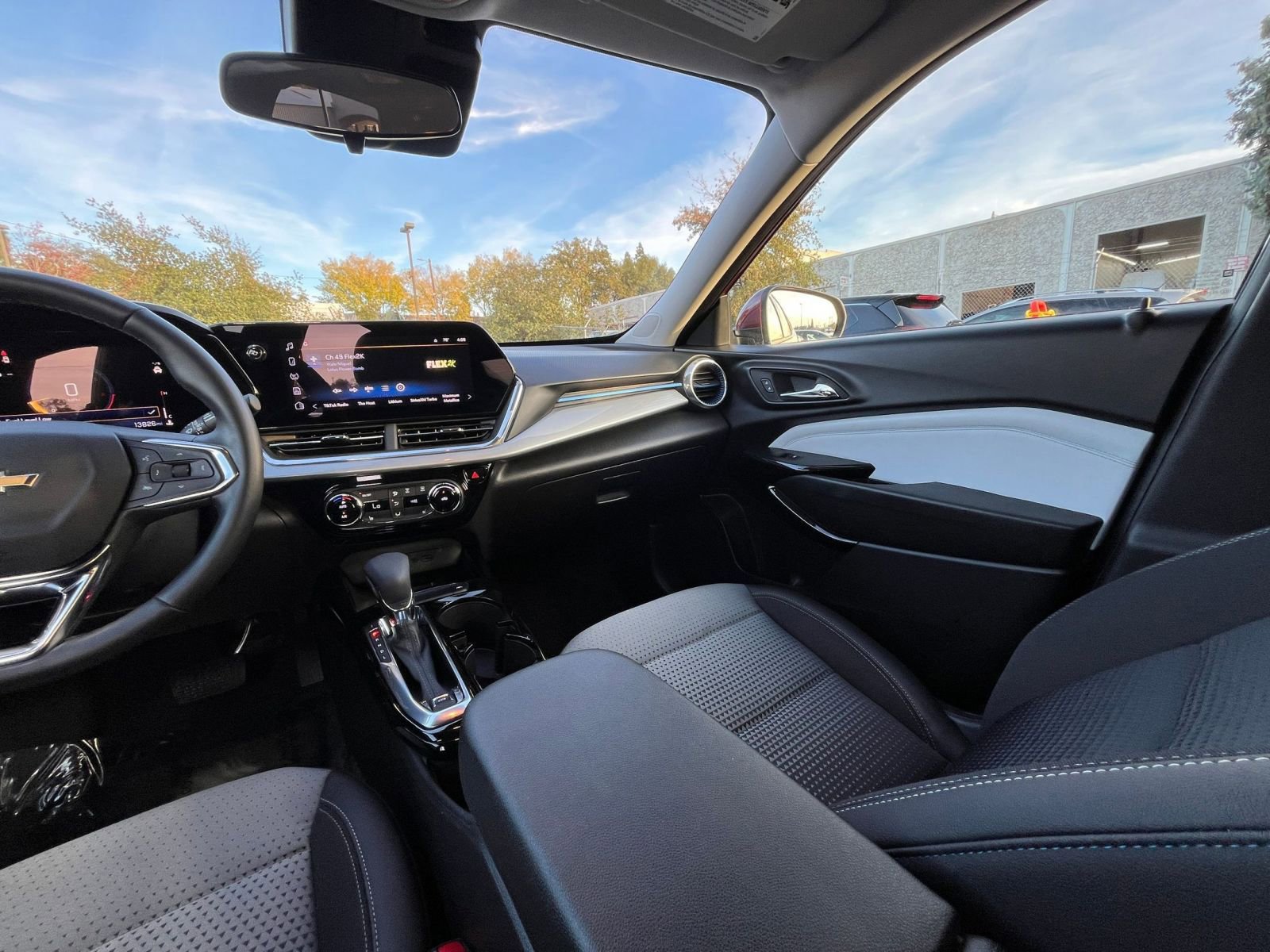 Used 2025 Chevrolet Trax LT w/ LT Convenience Package image 33