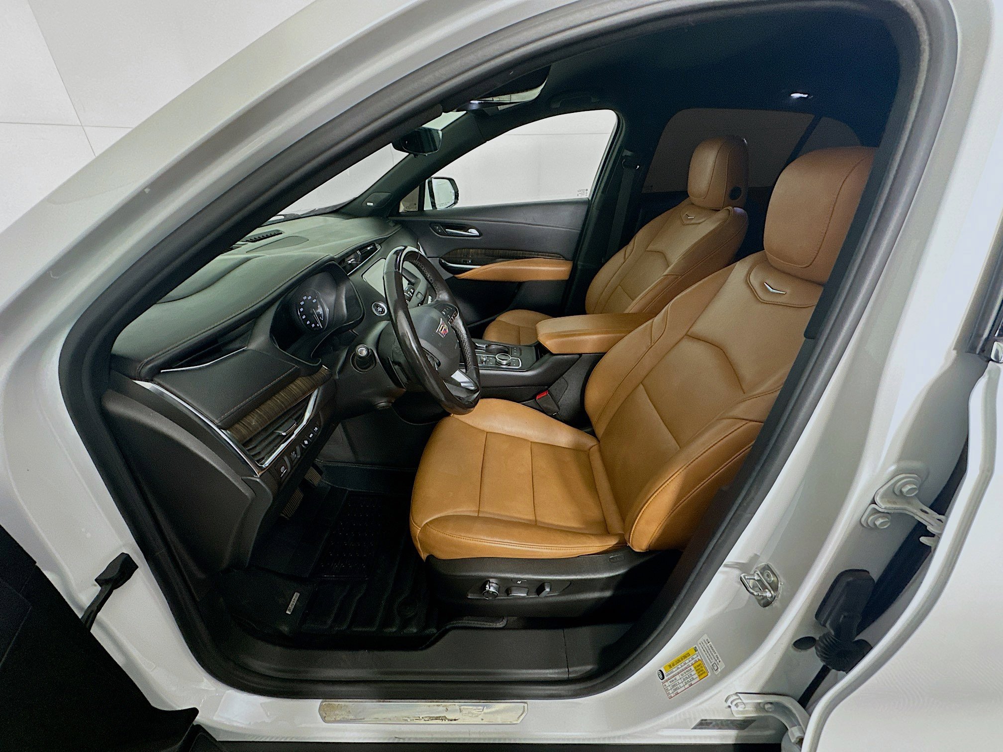 Used 2023 Cadillac XT4 Premium Luxury w/ Technology Package AWD/4WD image 13