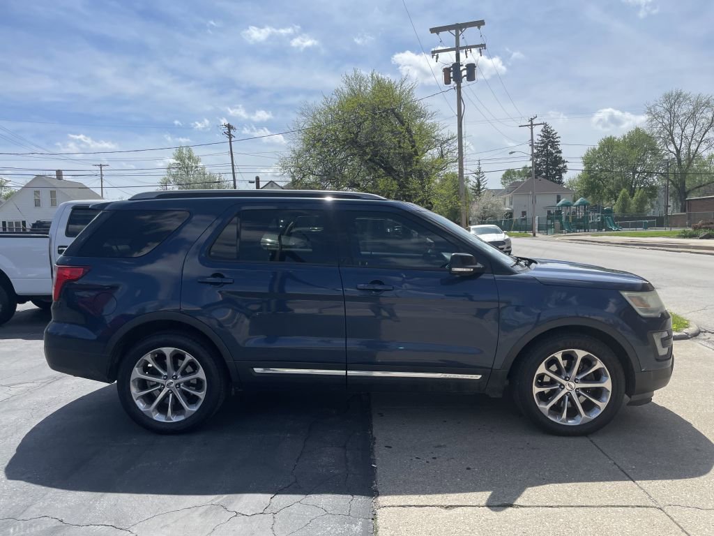 Used 2016 Ford Explorer XLT w/ Equipment Group 201A FWD image 2