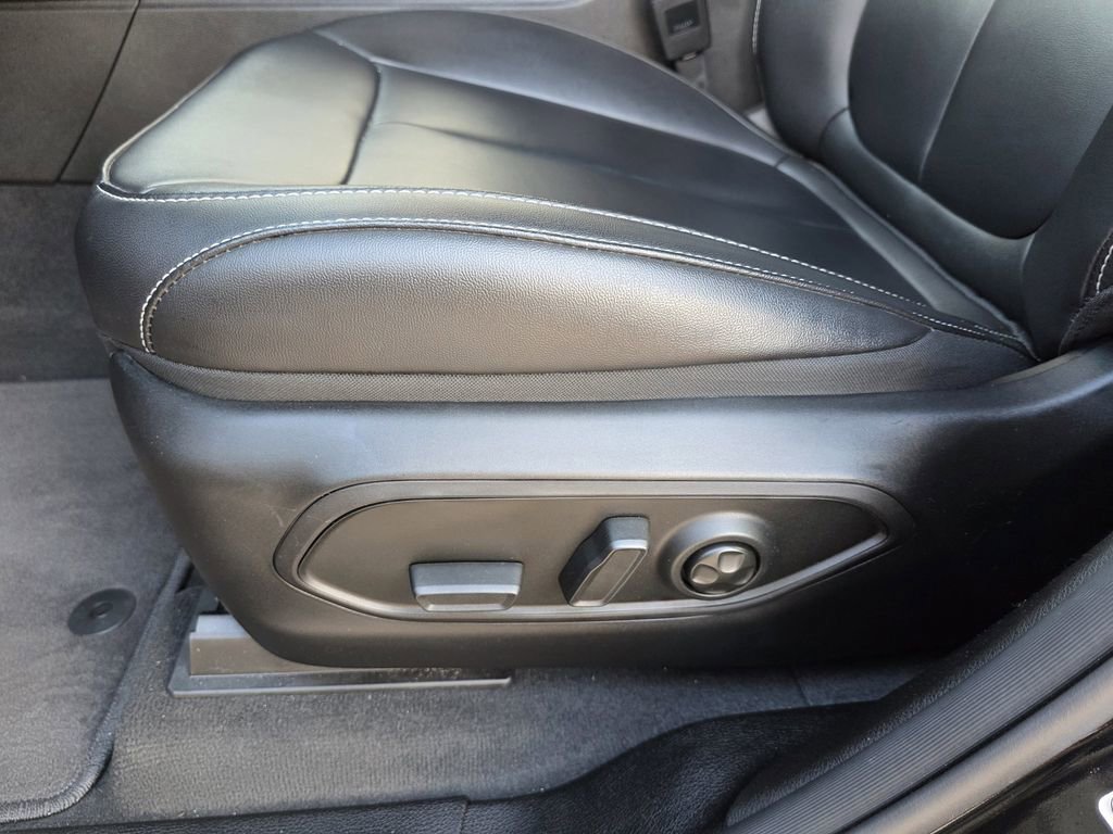 Used 2025 Jeep Grand Cherokee Limited w/ Black Appearance Package image 16