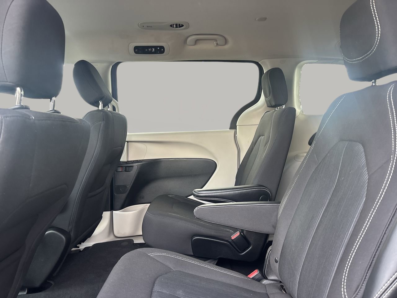 Used 2021 Chrysler Voyager LX image 16