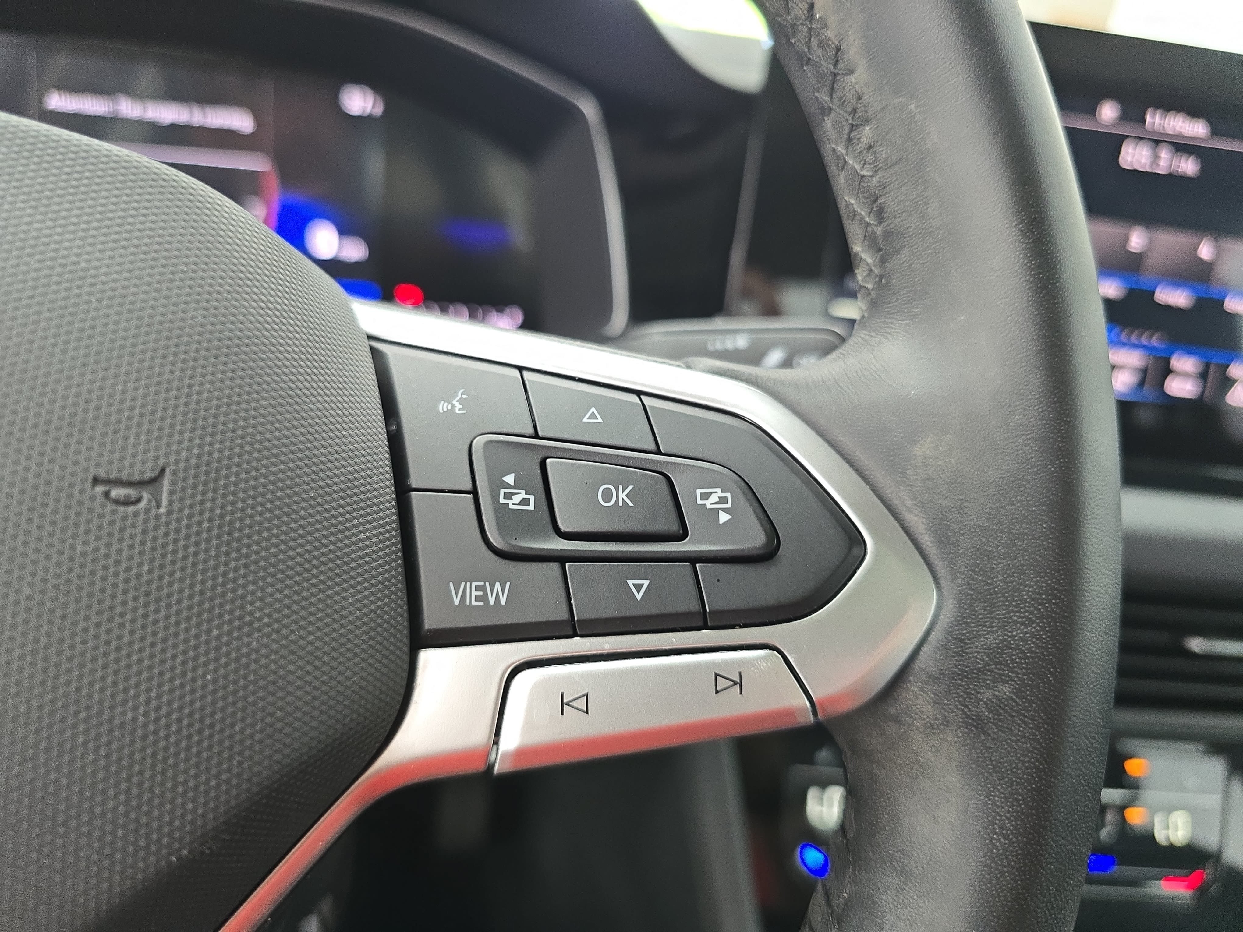 Certified 2025 Volkswagen Jetta SE w/ Sunroof Package FWD image 17
