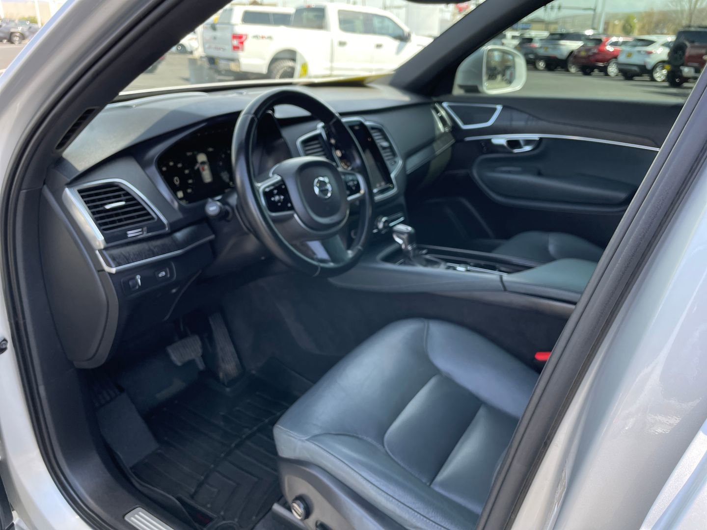 Used 2020 Volvo XC90 T6 Momentum w/ Protection Package Premier image 12