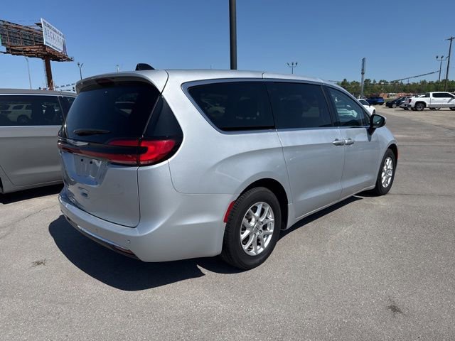Used 2023 Chrysler Pacifica Touring-L FWD image 7