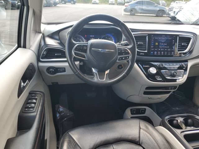 Used 2020 Chrysler Pacifica Touring-L w/ Tire & Wheel Group FWD image 11