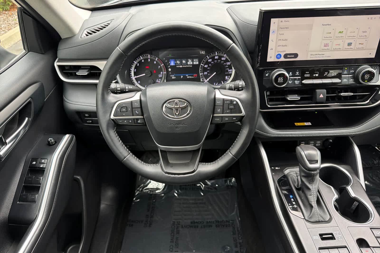 Used 2024 Toyota Highlander XLE AWD/4WD image 14