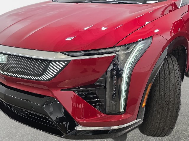 New 2027 Cadillac Optiq Luxury w/ LPO, Floor Liner Package AWD/4WD image 28