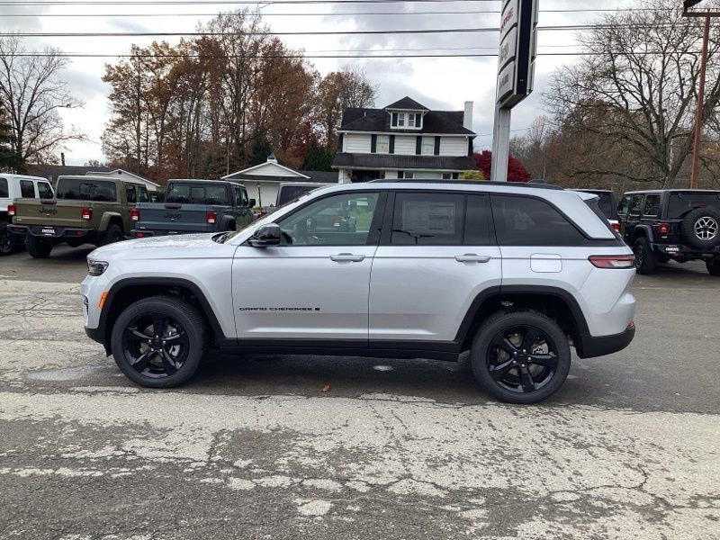 New 2025 Jeep Grand Cherokee Altitude AWD/4WD image 4